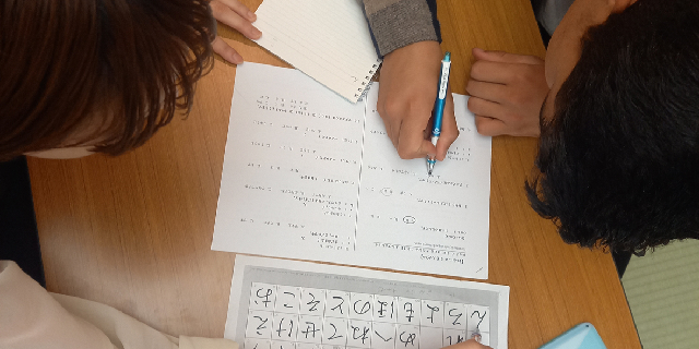 日本語教室で書き取りの勉強をしているクルド人の子どもたち（　「在日クルド人と共に」提供）