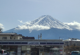 「富士山×ローソン」問題　全長20ｍの黒幕で“無期限封鎖”が示す、オーバーツーリズムの深刻度