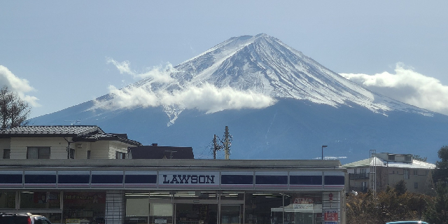 「富士山×ローソン」問題　全長20ｍの黒幕で“無期限封鎖”が示す、オーバーツーリズムの深刻度