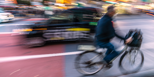 「ひょっこり男」は論外だが…「自転車危険行為」“前科”つく可能性がある15のケース