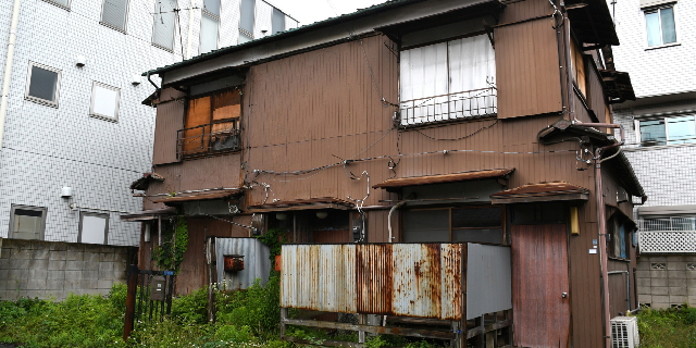 東京都大田区の住宅地に建つ空き家（撮影：榎園哲哉）