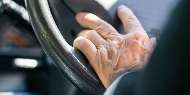 高齢ドライバー8割「運転に自信あり」　75歳以上による「死亡事故」増加も…免許返納は“右肩下がり”の現実