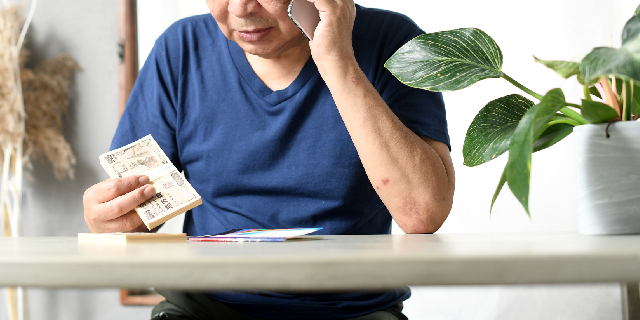 毎日3億以上が騙し取られている計算の特殊詐欺被害。どうすれば食い止められるのか（koumaru / PIXTA）