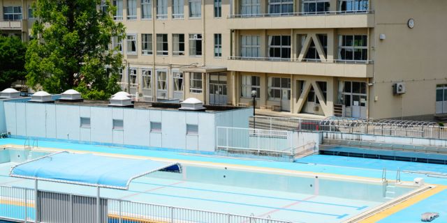 ディズニー社が「消さないと訴える」学校プール底に描かれた“ミッキー”削除要求…日本の小学生にトラウマを与えた「都市伝説」の真実