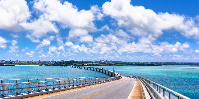 こんな絶景ならつい駐車して撮影したくなるが原則NGが多い（やたがらす / PIXTA）