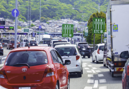 お盆休みの高速道路「最長45㎞予想」今年は渋滞“189回増”の見込み…出発前に確認すべき「トラブル回避」のポイントとは