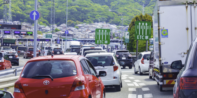 お盆休みの高速道路「最長45㎞予想」今年は渋滞“189回増”の見込み…出発前に確認すべき「トラブル回避」のポイントとは