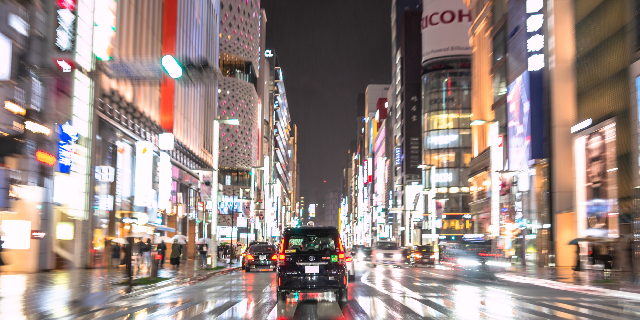 夜の銀座では白タクと客の利害関係が一致している（まちゃー / PIXTA）