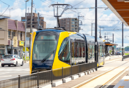 「全盛期から激減」も各地を “路面電車”が走る背景　鉄道との違いと国交省も認める“メリット”とは