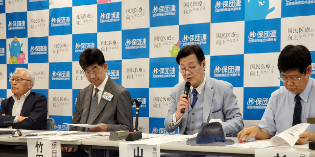 会見を開いた全国保険医団体連合会の竹田智雄会長（左から2人目）ら（10月17日 都内／弁護士JP編集部）