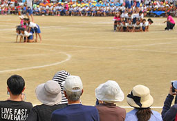 日本社会の「体育会系精神」は学校教育で養われてきた？　運動会「子どもの組体操」に感動する大人への“違和感”