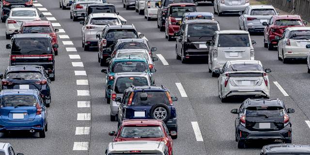 「高速VS下道」少しでも早く帰省するには？　年末年始の渋滞予測「前年比1.5倍」で“ノロノロ運転”不可避