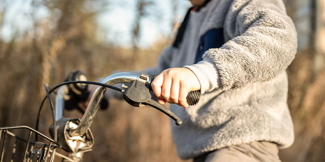 赤信号無視で車に衝突、10歳児童に「過失割合100％」　自転車事故“増加”で罰則強化、“子どもだから”では済まないリスク