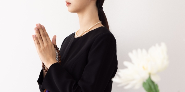 小声の挨拶、タブレットで暇つぶし…“紀州のドン・ファン”葬儀の夜に家政婦が見た元妻の不可解な行動