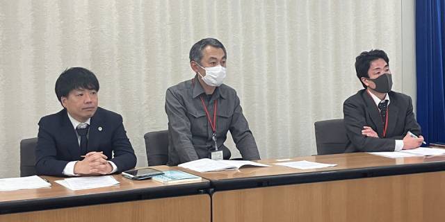 提訴後に会見を開いた北澤さん（左から2人目）（12月24日都内／弁護士JP編集部）