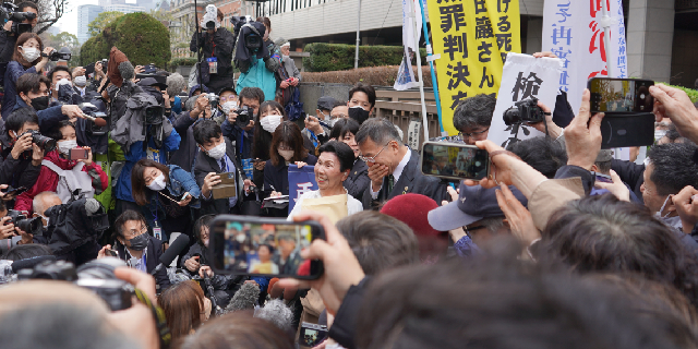 第2次再審請求の差し戻し審（東京高裁）で、再審開始が決定し喜ぶ巌さんの姉ひで子さんと小川秀世弁護士（2023年3月13日霞が関／弁護士JP編集部）