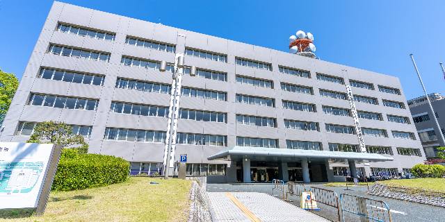 １メートル超のロケット弾発射機「本物」が河川敷に放置の謎…土地柄などから浮上する“持ち主”の影