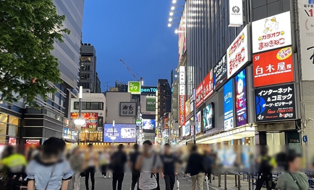 現場となったカラオケ店は「トー横（TOHOシネマズ新宿の横）」にある（弁護士JP編集部）