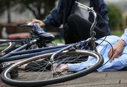 85歳男性が“女子高生”の自転車にひかれ死亡… 未成年加害者に問われる「罪」と「賠償責任」とは