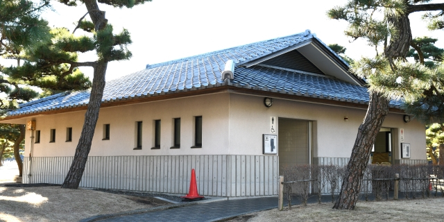 46歳男が皇居トイレに“落書き”現行犯逮捕 「量刑が重い犯罪とまではいえない」のに“実名報道”されたワケ