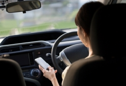 スマホ「ながら運転」事故死者数が過去最悪… 道交法改正の“罰則強化”は違反運転の抑止力となり得ないのか【弁護士解説】