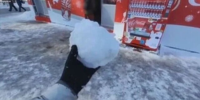 雪まつり「イギリス人配信者」がスタッフに雪玉を投げつけ騒動… 外国人の“暴行”へ政治団体代表の「刑事告発」は“ヘイト”か? “真っ当”な行為か?