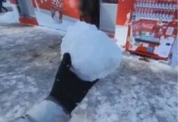 雪まつり「イギリス人配信者」がスタッフに雪玉を投げつけ騒動… 外国人の“暴行”へ政治団体代表の「刑事告発」は“ヘイト”か？  “真っ当”な行為か？