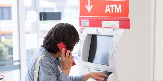 オレオレ詐欺「騙しのフロー」を解読せよ！鞄、不倫、仮想通貨…巧妙化する劇場型詐欺の手口とは