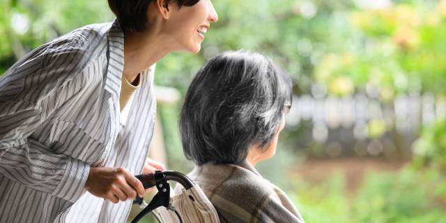 認知症70代母を行政が“連れ去り”、不必要な「生活保護」受給…“虐待”疑われた娘が味わった「苦難」とは【行政書士解説】