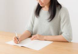 「交換日記やらんかね」子の共同養育をめぐり争う“離婚協議中”の若い父母を一転、「協力する姿勢」に変えた“1冊のノート”とは【家裁調査官解説】