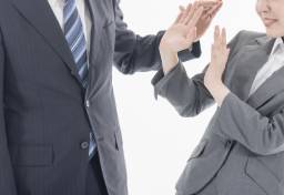 「すまん、他に思いつかんかった」上司が部下に“キス”して懲戒解雇　激怒した会社は「損害賠償」も請求…裁判所の判断は