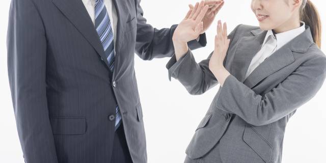 「すまん、他に思いつかんかった」上司が部下に“キス”して懲戒解雇 激怒した会社は「損害賠償」も請求…裁判所の判断は