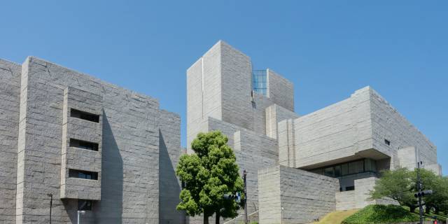 「外国人への生活保護は“判例”で憲法違反」は“悪質なデマ”!? 最高裁は何を判示したか【行政書士解説】