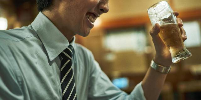 入社歓迎会で酔っ払い社員に“暴言”→内定取り消し…「泥酔状態での発言は理由にならない」 “処分の無効”求める男性に裁判所の判断は