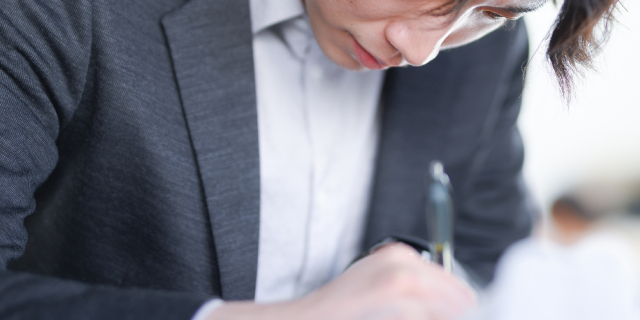 「後任者の採用まで通常業務を」「違反したら損害賠償」退職希望の従業員を“誓約書”で引き止め…会社側の対応は「違法」か?