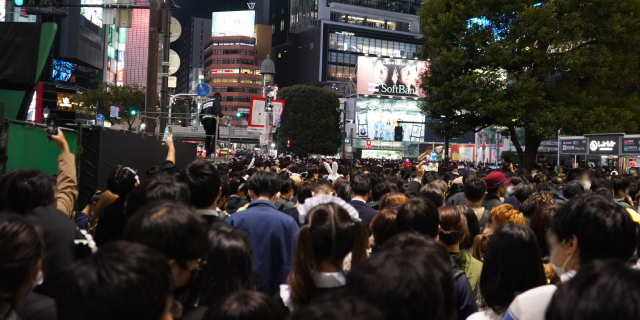 渋谷ハロウィンに若者が殺到も「思ったよりおとなしい…」“秩序”が保たれていた夜