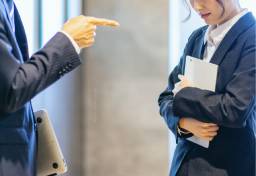 「上司に違法行為を強要された」偽装請負への“加担”でうつ病を発症…女性従業員の訴えに裁判所の判断は？