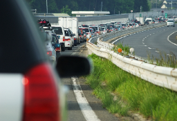 「なぜ渋滞で眠くなるのか」意外な“答え”とは？　GWのドライブで“今すぐできる”眠気対策を専門家がアドバイス