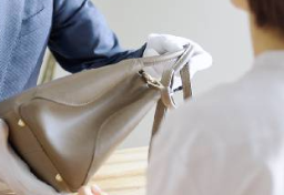悪徳商法は“押し売り”から“押し買い”へ…「不用品がお金になるかも」淡い期待をあおり“貴金属”を強奪する詐欺師たちの手口とは