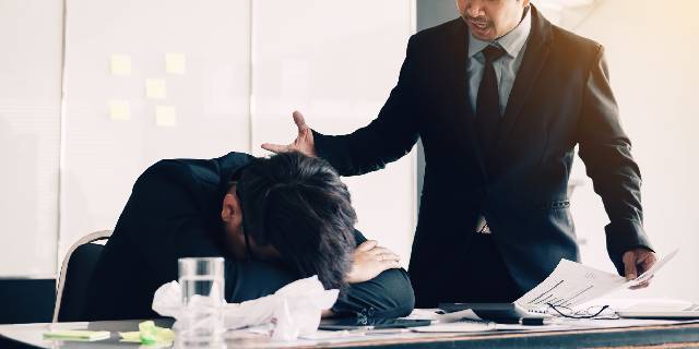 遅刻1分で「罰金100万円」、LINEで「ぶっ飛ばすぞ」…同級生社長による“歪んだ支配”のひどすぎる内容とは