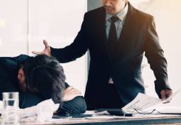 遅刻1分で「罰金100万円」、LINEで「ぶっ飛ばすぞ」…同級生社長による“歪んだ支配”のひどすぎる内容とは
