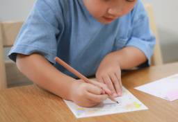 「パパはおにみたいな人」“父母の争い”に巻き込まれた小1息子が書いた「手紙」から家裁調査官が読み取った“サイン”とは