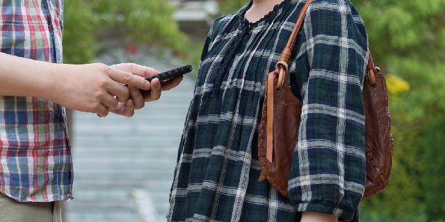 「アンケートをお願いします」はもう古い? 悪質キャッチセールスが“裏の狙い”へ巧妙にターゲットを誘導する「騙しの手口」とは