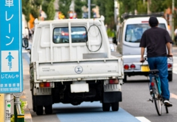 自転車の歩道走行へ“青切符”改正道交法に「路上駐車をなんとかして」の声も…多くのドライバーが間違っている“左寄せ”正しい位置とは