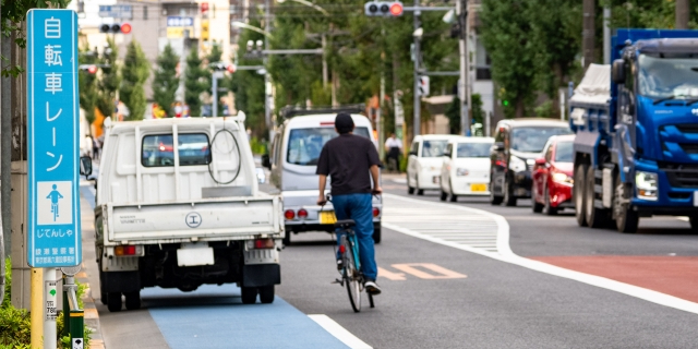 自転車の歩道走行へ“青切符”改正道交法に「路上駐車をなんとかして」の声も…多くのドライバーが間違っている“左寄せ”正しい位置とは | 弁護士JPニュース