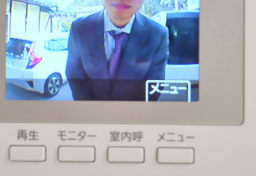 「回線工事の説明を…」突然のピンポンで“オートロック解除”要求、正体は訪問販売？　「ウソの理由」で“鍵”開錠させることの法的問題