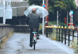 自転車の傘差し運転「反則金5000円」は来春からだが…悩ましい“梅雨シーズン”の移動、ペナルティー受けないための知恵と備え