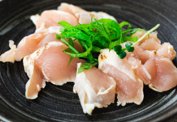 半生チャーシュー、レアから揚げ、生つくね…“食中毒”発生すれば「店側が責任を負う」が、鶏肉の“生食”に「法規制」ないワケ