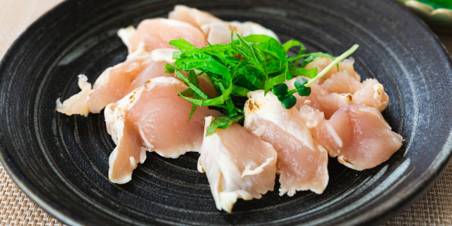 半生チャーシュー、レアから揚げ、生つくね…“食中毒”発生すれば「店側が責任を負う」が、鶏肉の“生食”に「法規制」ないワケ