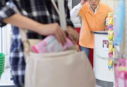 “万引き犯”が逃亡時に店員をケガさせたら「即、刑務所行き」？　各地で相次ぐ「事後強盗」執行猶予が原則つかない“重罪”だが…実務上は「減軽」散見されるワケ